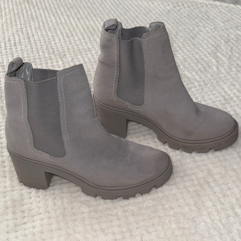 ✨ EUC Splendid Gray Suede Chelsea Ankle Boots – Women’s Size 7 ✨